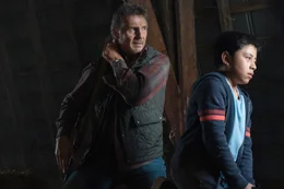 Jim (Liam Neeson, l.) bittet Miguel (Jacob Perez, r.) ihre Verfolger durch einen gezielten Schuss ins Leere  abzulenken.