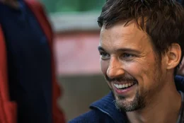 Hannes (Florian David Fitz) ist gl&uuml;cklich seine Freunde, die ihn nach Belgien begleiten.