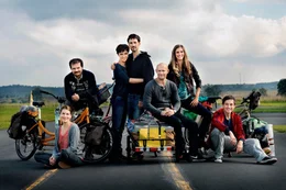 Freunde f&uuml;rs Leben (v. l. n. r.): Mareike (Victoria Mayer), Dominik (Johannes Allmayer), Kiki (Julia Koschitz), Hannes (Florian David Fitz), Michael (J&uuml;rgen Vogel), Sabine (Miriam Stein) und Finn (Volker Bruch)