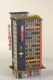 In Anlehnung an das Faller-Hochhaus wurde dann Ende der 1950er Jahre dieses 30 cm hohe Modell auf den Markt gebracht, ganz im Zeitgeist der modernen Bundesrepublik.