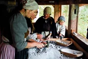 Frauen in der Scheidstube.
