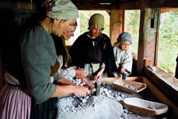Frauen in der Scheidstube.
