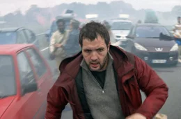Mittlerweile auf der Flucht entdeckt Vincent (Karim Leklou), dass er mit seinem Schicksal nicht allein ist.
