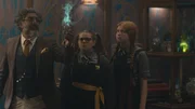 Maude (Megan Hughes, M.) hat es geschafft, Mildred (Lydia Page, r.) wieder auf die Grausteinakademie zur&uuml;ckzuholen. Mit Herrn Ginsengs (Nitin Ganatra) Hilfe wollen sie aus Mildreds Reparier-Zaubertrank einen Aufhebungszaubertrank herstellen, um damit Frau Graustein aus den Scherben wiederherzustellen.