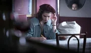 Betty (Jade Labeste) trifft sich mit Maigret in einem kleine Pariser Lokal.