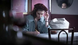 Betty (Jade Labeste) trifft sich mit Maigret in einem kleine Pariser Lokal.