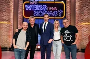 Moderator Kai Pflaume (M.) und seine Rateteam-Kapit&auml;ne Bernhard Ho&euml;cker (l.) und Elton (r.) begr&uuml;&szlig;en in dieser Sendung den S&auml;nger und Entertainer Bernhard Brink (2.v.l.) und die S&auml;ngerin Christin Stark (2.v.r.).