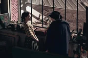Maigret (G&eacute;rard Depardieu) befragt Jeanine (M&eacute;lanie Bernier) an ihrem Arbeitsplatz, einem Pariser Filmstudio.