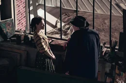 Maigret (G&eacute;rard Depardieu) befragt Jeanine (M&eacute;lanie Bernier) an ihrem Arbeitsplatz, einem Pariser Filmstudio.
