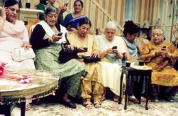 ORF-Premiere: "Kick It Like Beckham". Im Bild: Shaheen Khan (Mrs. Bhamra, hinten, mi.).