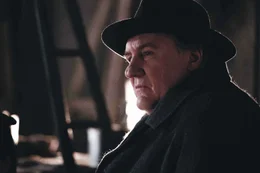 Kommissar Maigret (G&eacute;rard Depardieu) ermittelt im Fall einer unbekannten jungen Frau, die tot auf einem Pariser Platz lag.
