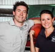 Sven Furrer und Talia Sheppard, Pilotin in William Creek. Sven Furrer und Talia Sheppard, Pilotin in William Creek.