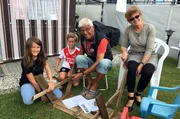 Enkelbesuch am Wohnwagen. Charly und seine Frau lieben die Ruhe hinter dem Deich. Doch damit ist es heute vorbei: die drei Enkel sind zu Besuch. Enkelbesuch am Wohnwagen. Charly und seine Frau lieben die Ruhe hinter dem Deich. Doch damit ist es heute vorbei: die drei Enkel sind zu Besuch.