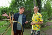 Ordnungsamtsmann Heinz Kluthe (Holger Handtke, r.) ist langweilig - zu viel Freizeit und Urlaub, damit ist er überfordert. Fritz Fuchs (Guido Hammesfahr, l.) kann ihm da nicht helfen, schließlich muss er sich in den Ferien um Garten und Haustiere kümmern. Moment mal, vielleicht kommen die beiden zusammen? Ordnungsamtsmann Heinz Kluthe (Holger Handtke, r.) ist langweilig - zu viel Freizeit und Urlaub, damit ist er überfordert. Fritz Fuchs (Guido Hammesfahr, l.) kann ihm da nicht helfen, schließlich muss er sich in den Ferien um Garten und Haustiere kümmern. Moment mal, vielleicht kommen die beiden zusammen?