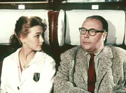 In der Bahn lernt der altmodische Gottlieb (Heinz Erhardt) die kesse Sch&uuml;lerin Kiki (Christine Kaufmann) kennen.