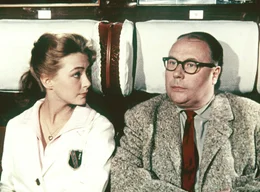 In der Bahn lernt der altmodische Gottlieb (Heinz Erhardt) die kesse Sch&uuml;lerin Kiki (Christine Kaufmann) kennen.