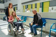 Nachdem ihr Mann einen erneuten Kreislaufzusammenbruch erlitten hat, warten Martha Herford (Anne Weinknecht, l.) und ihre Tochter Marie (Nora Emilia Eidt, 2.v.l.) zusammen mit Dr. Martin Gruber (Hans Sigl, r.) auf die Untersuchungsergebnisse. Dr. Vera Fendrich (Rebecca Immanuel, M.) ahnt nichts Gutes. Nachdem ihr Mann einen erneuten Kreislaufzusammenbruch erlitten hat, warten Martha Herford (Anne Weinknecht, l.) und ihre Tochter Marie (Nora Emilia Eidt, 2.v.l.) zusammen mit Dr. Martin Gruber (Hans Sigl, r.) auf die Untersuchungsergebnisse. Dr. Vera Fendrich (Rebecca Immanuel, M.) ahnt nichts Gutes.