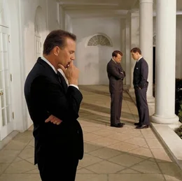 (l-r) Kenny O'Donnell (Kevin Costner), Robert Kennedy (Steven Culp), John F. Kennedy (Bruce Greenwood)