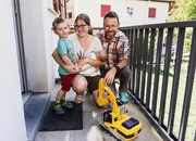 Judith hat ein zweites Kind bekommen und lebt nun mit ihren beiden Söhnen im Tal, während ihr Lebenspartner Yann die Bietschhornhütte betreibt. Judith hat ein zweites Kind bekommen und lebt nun mit ihren beiden Söhnen im Tal, während ihr Lebenspartner Yann die Bietschhornhütte betreibt.