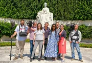 Wladmir Kaminer und Christl Clear und das Produktionsteam vor dem Sisi-Denkmal im Wiener Volksgarten. Wladmir Kaminer und Christl Clear und das Produktionsteam vor dem Sisi-Denkmal im Wiener Volksgarten.