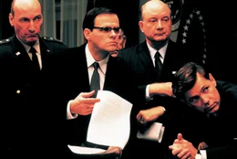 General Marshall Carter (Ed Lauter, li.), Robert McNamara (Dylan Baker, 2. v. li.), Dean Rusk (Henry Strozier, 2. v. re.) und Pr&auml;sident Kennedy (Bruce Greenwood, r.) sehen die Situation kritisch.