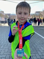 Henry mit seiner Medaille
