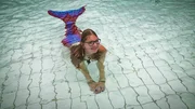 Eine Meerjungfrau im S&uuml;dsee-Camp. Dauercamperin Brigitte ist Schwimmsportlerin mit besonderem Talent: Sie kann schwimmen - wie eine Nixe.