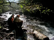Auf der Suche nach Edelmetallen testen Prospektoren den Geschmack des Wassers.