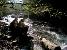 Auf der Suche nach Edelmetallen testen Prospektoren den Geschmack des Wassers.