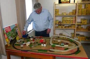 Faller&ndash;Sammler Dirk Christeinicke mit seiner AMS-Bahn.