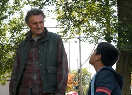 Jim (Liam Neeson, l.) und Miguel (Jacob Perez, r.) verabschieden sich am Ziel ihrer Reise, in Chicago. Von dort geht es f&uuml;r Jim alleine weiter.