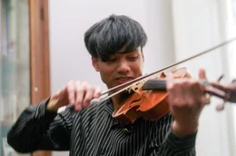 Nachdem Quentin eine von B&eacute;n&eacute;dicte gerade vollendete Geige anspielen durfte, gibt er bei ihr ein Instrument in Auftrag.