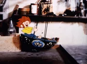 Pumuckl in seiner Schiffsschaukel.