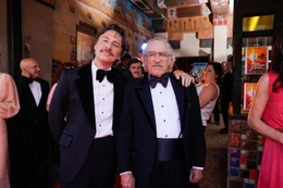 vorne, v.li.: Walter Creason (Zach Braff), Max Barber (Robert De Niro)