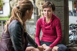 (r.)Kiki (Julia Koschitz) und (l.) Sabine (Miriam Stein)