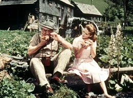 Wandern macht hungrig: Gottlieb (Heinz Erhardt) und Kiki (Christine Kaufmann) g&ouml;nnen sich eine Pause.