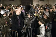 Für die totgeglaubten Kinder Tom und Huck soll in der Kirche ein Totengottesdienst abgehalten werden. Richter Thatcher (Roland Armontel) spricht der unglücklichen Tante Polly (Lina Carstens) sein Beileid aus. Für die totgeglaubten Kinder Tom und Huck soll in der Kirche ein Totengottesdienst abgehalten werden. Richter Thatcher (Roland Armontel) spricht der unglücklichen Tante Polly (Lina Carstens) sein Beileid aus.