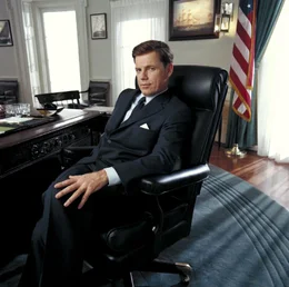 John F. Kennedy (Bruce Greenwood)