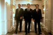 Pour le pr&eacute;sident Kennedy (Bruce Greenwood), son frere Bobby (Steven Culp, a dr.) et le conseiller O'Donnell (Kevin Costner, a g.), le bras de fer commence...