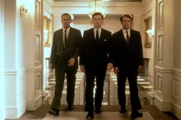 Pour le pr&eacute;sident Kennedy (Bruce Greenwood), son frere Bobby (Steven Culp, a dr.) et le conseiller O'Donnell (Kevin Costner, a g.), le bras de fer commence...