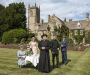 Die Protagonisten von "Father Brown": Mrs. McCarthy (Sorcha Cusack, l.), Lady Felicia (Nancy Carroll, 2.v.l.), Father Brown (Mark Williams, M.), Sid Carter (Alex Price, 2.v.r.) und Inspector Sullivan (Tom Chambers, r.). Die Protagonisten von "Father Brown": Mrs. McCarthy (Sorcha Cusack, l.), Lady Felicia (Nancy Carroll, 2.v.l.), Father Brown (Mark Williams, M.), Sid Carter (Alex Price, 2.v.r.) und Inspector Sullivan (Tom Chambers, r.).