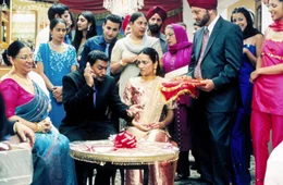 ORF-Premiere: "Kick It Like Beckham". Im Bild: Shaheen Khan (Mrs. Bhamra, li.), Parminder Nagra (Jess Bhamra, 2.v.li.), Ameet Chana (Tony, 3.v.li.), Archie Panjabi (Pinky Bhamra, mi.), Anupam Kher (Mr. Bhamra, 2.v.re.).