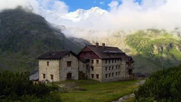 Die Berliner H&uuml;tte in den Zillertaler Alpen, ein Grandhotel in den Bergen aus dem Jahr 1911.