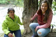Anna erforscht mit Angela Burkhardt-Keller vom BUND Naturschutz das Biber-Revier mitten in München. Anna erforscht mit Angela Burkhardt-Keller vom BUND Naturschutz das Biber-Revier mitten in München.