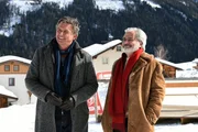 Dr. Martin Gruber (Hans Sigl, l.) versucht seiner Patientin Nina, einer ehemaligen Ski-Rennfahrerin, zu helfen. Doch er steht vor einem R&auml;tsel. Kann Jakob Gassner (Martin Umbach, r.), ihr ehemaliger Trainer, helfen?