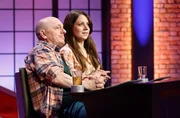 Rateteam-Kapit&auml;n Bernhard Ho&euml;cker (l.) mit Schauspielerin Alice Dwyer (r.).