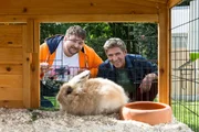 Ferien in Bärstadt: Fritz Fuchs (Guido Hammesfahr, r.) will mit Keks eine Radtour machen und hofft deshalb, dass er sich nicht um die Kaninchen und den Garten von David (Daniel Zillmann, l.) kümmern muss. Ferien in Bärstadt: Fritz Fuchs (Guido Hammesfahr, r.) will mit Keks eine Radtour machen und hofft deshalb, dass er sich nicht um die Kaninchen und den Garten von David (Daniel Zillmann, l.) kümmern muss.