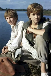 Mit ihren Streichen halten Tom Sawyer (Roland Demongeot, l.) und Huckleberry Finn (Marc di Napoli, r.) das kleine St&auml;dtchen St. Petersburg st&auml;ndig in Atem.