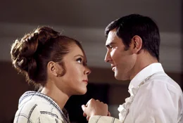 Tracy (Diana Rigg), James Bond (George Lazenby)  +++ Die Verwendung des sendungsbezogenen Materials ist nur mit dem Hinweis und Verlinkung auf RTL+ gestattet. +++