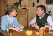 Julius (Michele Oliveri, r.) fragt sich vor Hildegard (Antje Hagen, l.), ob er Charlotte neuerdings peinlich ist.